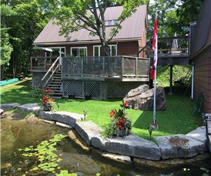 Beautiful 3 bedroom, 2 bathroom Cottage with Bunkie