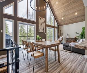 Modern 4-season Lakefront Chalet with New Hot Tub, 4 Bedrooms and High-speed Wifi: 1 hr from Ottawa