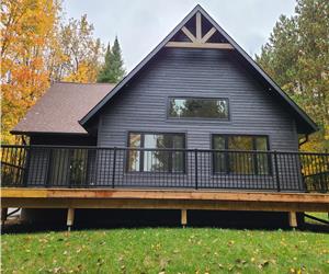 The Hidden Pearl- 5br, new, waterfront & quiet cottage near Halliburton. Enjoy fishing, lake W kids