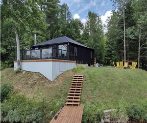 Modern Four Season Family Cottage  -  Right on the Lake