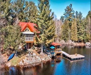 Four Season Lakeview Custom Log Home with Stunning views and Outdoor Finnish Sauna with Tea Room
