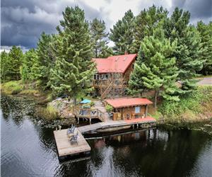 Four Season Waterfront Cozy Log Home with Stunning views and Outdoor Finnish Sauna with Tea Room