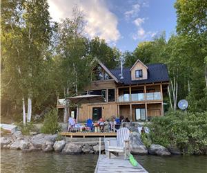 Dubhlinn Cottage on the beautiful shores of Papineau Lake.