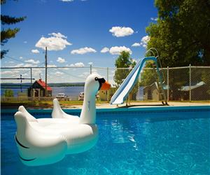 Waterfront Family Cottage: w/ Swimming Pool, Kayaks, Canoes, SUPS,  Bicycles and Ontario Park Pass