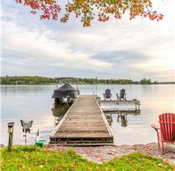 KAWARTHAS MODERN WATERFRONT COTTAGE/LAKEHOUSE, GREAT FISHING, KAYAKS+PADDLE BOARDS+PEDAL BOAT INCL
