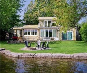 Kawartha's Lakefront Paradise Family Cottage featuring Year-Round Activities | Sleeps 8-12,2 Hrs GTA