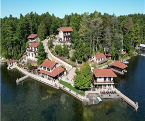 THE BELLA VISTA RESORT, 270 SPENCE LANE, CHARLESTON LAKE. ONCE IN A LIFETIME COTTAGE EXPERENCE