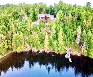 Lakefront Sunset Oasis - hot tub, firepit, arcades, kayaks, etc. sleeps 16, 2.5 acres