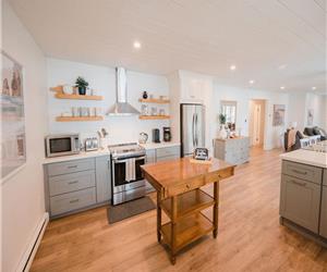 Eagles Landing: Beautiful Five Bedroom Waterfront Cottage with Hot Tub, Games Room, Sleeps 12