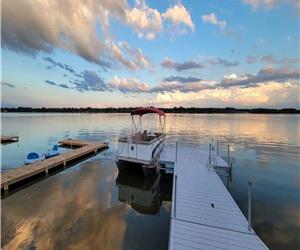 Lakefront Cottage with magical sunsets