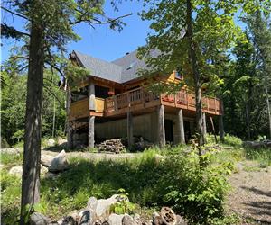 Maison en bois-rond bord du Lac Belanger a Morin-Heights