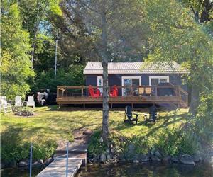 Now Booking for Summer 2024! Fully renovated Lakefront Cottage - 3 bedrooms sleeps 6 people