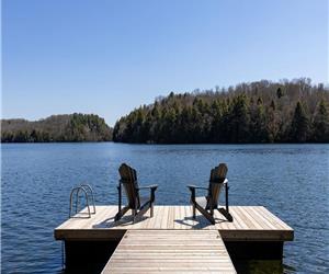 Lakeside Muskoka Cottage on Skeleton Lake! Family friendly, sleeps 8, loaded with amenities!