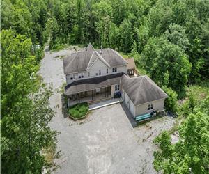Grand 10BR 9BA Waterfront Retreat Near Muskoka | 7 Acres | Sleeps 30 | Perfect for Events & Gatherin