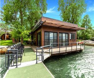 Stunning cottage on stilts, St-Lawrence River, just one hour from Montreal