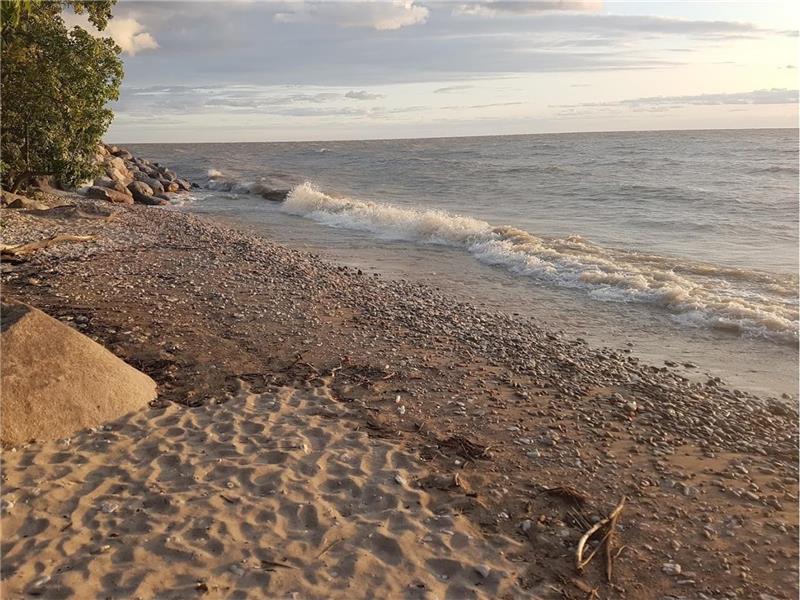 Footsteps to Grand Beach Luxury Grand Beach Cottage Rental DI10498