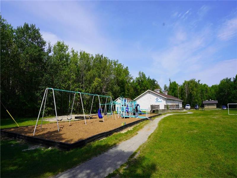 Footsteps to Grand Beach Luxury Grand Beach Cottage Rental DI10498