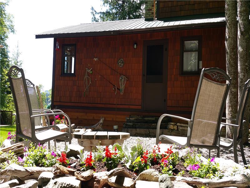Kootenai Hideaway Lakefront Cabin Kaslo Cottage Rental DI10724 CottagesInCanada