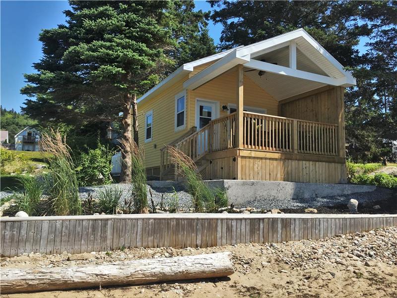 Larinda's Landing Oceanfront Boutiliers Point Cottage Rental DI