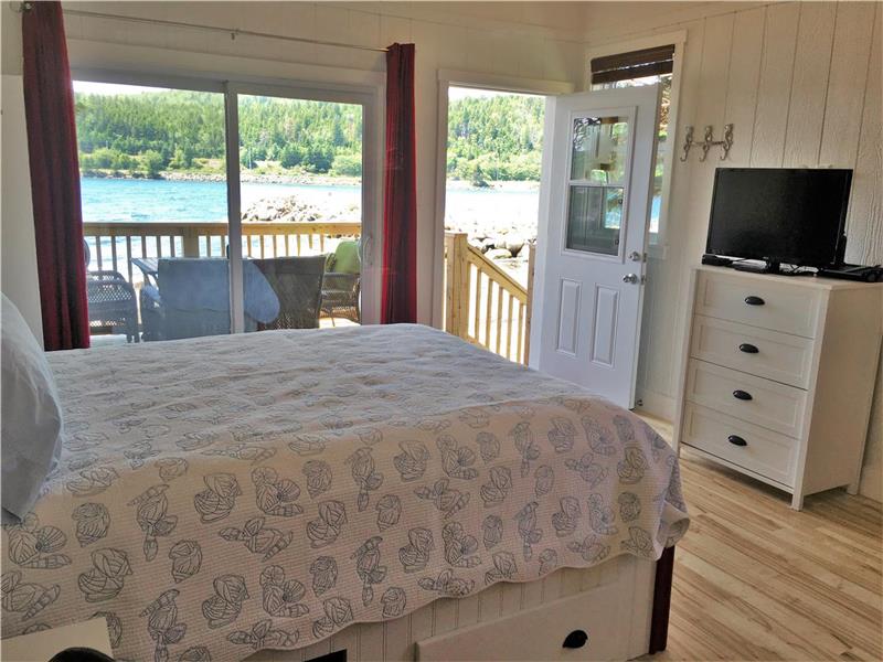 Larinda's Landing Oceanfront Boutiliers Point Cottage Rental DI