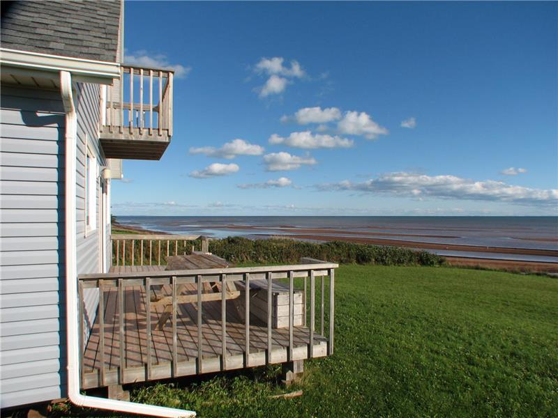 Red Sands Cottage Modern but cozy Summerside Cottage Rental PL