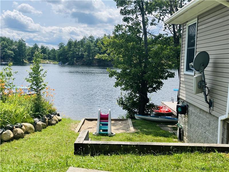 Charming & Cozy Muskoka Lakefront Gravenhurst Cottage Rental DI