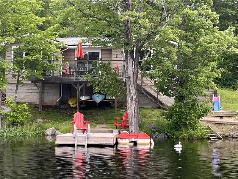Charming & Cozy Muskoka Lakefront Gravenhurst Cottage Rental DI