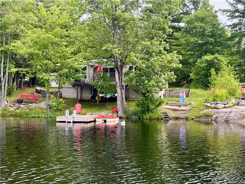 Charming & Cozy Muskoka Lakefront Gravenhurst Cottage Rental DI