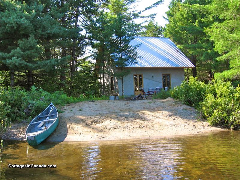 VERY eco solar powered strawbale Kazabazua / Danford Lake Cottage