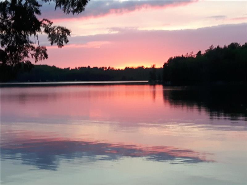 Sunset cottage Fraser Lake . FALL Bancroft Cottage Rental GL13678
