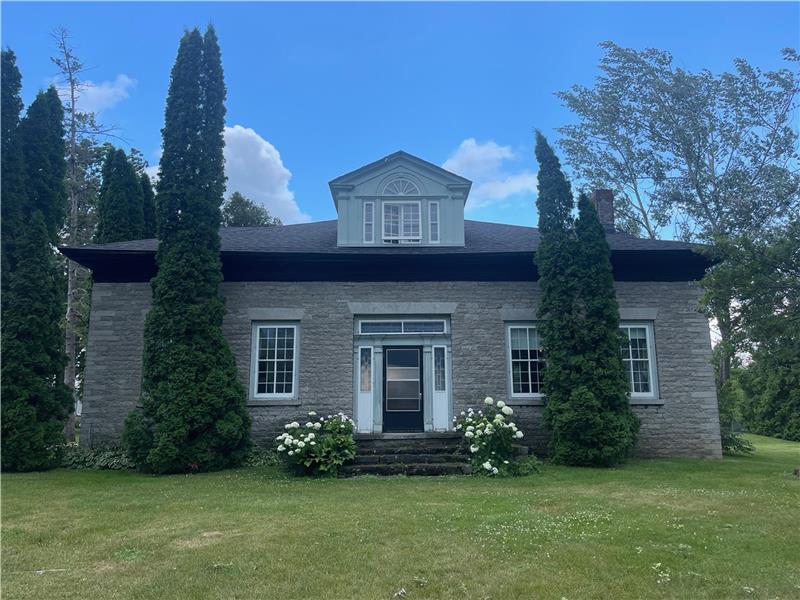 The Clarence on Quinte Picton Cottage Rental DI14171