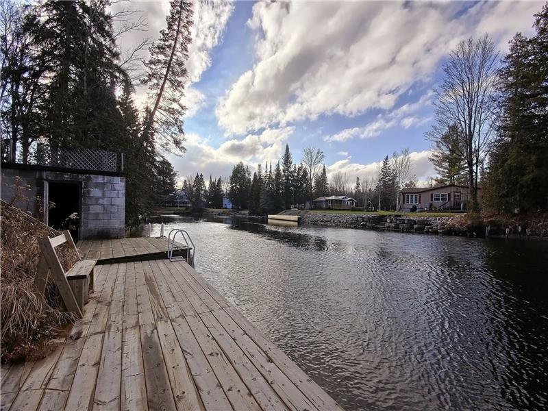 Waterfront Cozy 4 Bedroom Chalet Fenelon Falls Cottage Rental DI