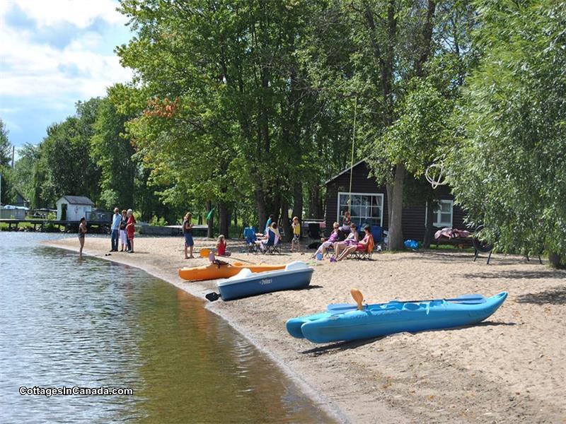 BEACH-WATERFRONT. 15 Cottages beachfront,shallow entry, use of paddleboats,kayaks,canoes
