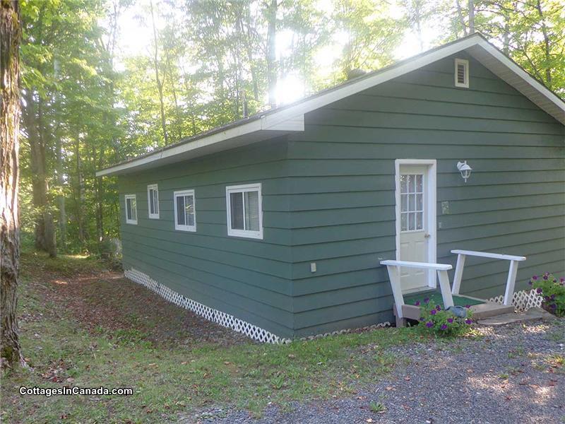 The little green cottage Burks Falls Cottage Rental GL17009 CottagesInCanada