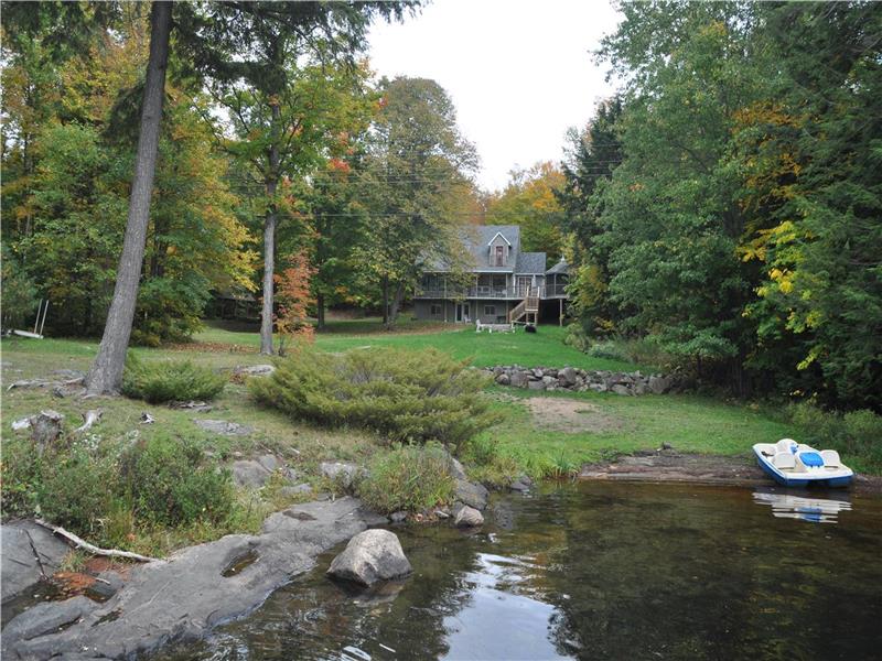 Chandos Sunset Cove Apsley Cottage Rental GL17019 CottagesInCanada
