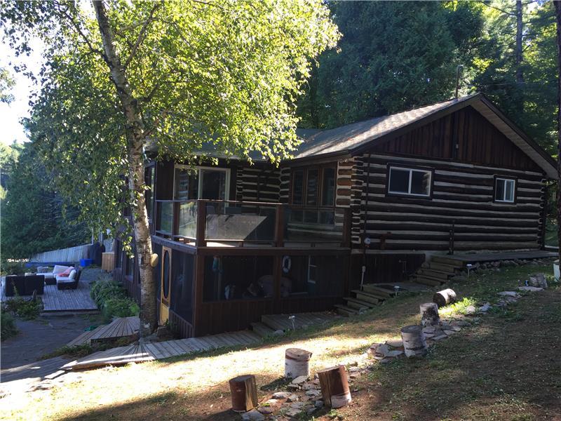 Buck Lake Lodge Perth Road Cottage Rental GL17155 CottagesInCanada