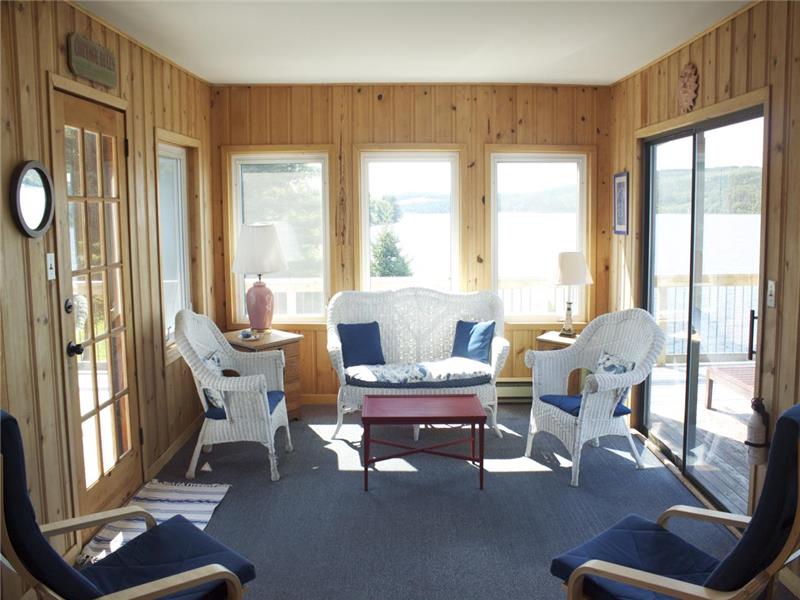 Waterfront Cottage. Ideal location Sherbrooke Cottage Rental GL