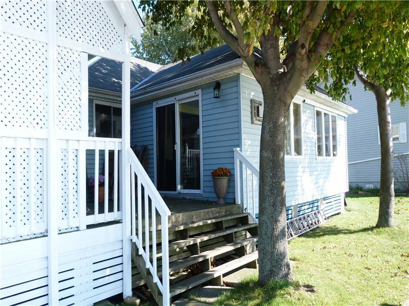 Sandyview Cottage. July and August Dunnville Cottage Rental DI