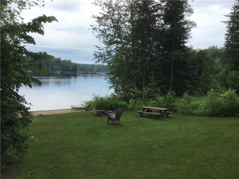 "WHITE PINES" A PRIVATE WATERFRONT Coboconk Cottage Rental DI18645