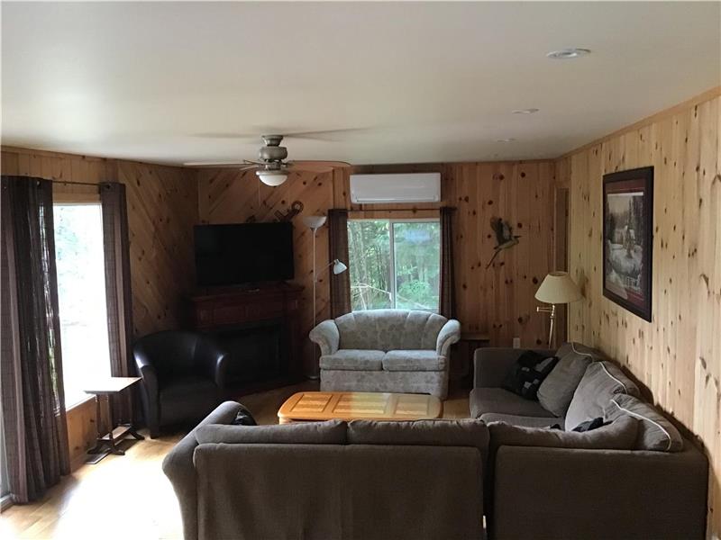 "WHITE PINES" A PRIVATE WATERFRONT Coboconk Cottage Rental DI18645