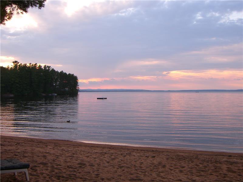 Round Lake Cottage, Sandy beach, Round Lake Centre Cottage Rental