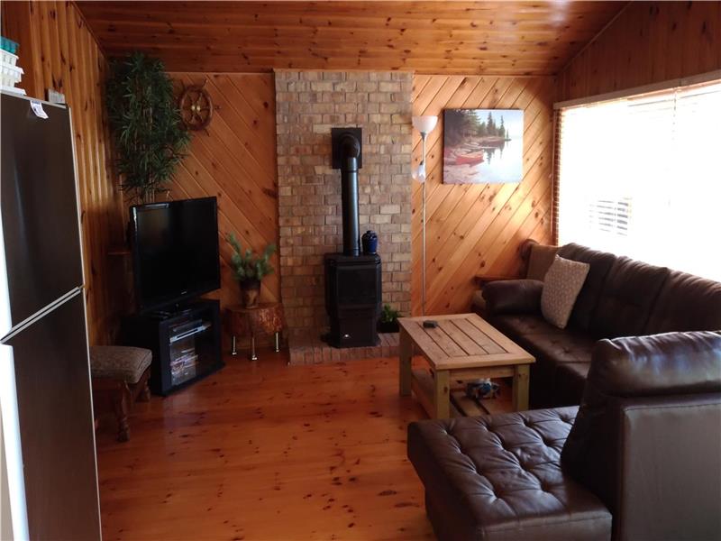 Crystal Lake Book your Autumn Kinmount Cottage Rental DI20586 CottagesInCanada