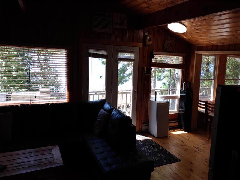 Crystal Lake Book your Autumn Kinmount Cottage Rental DI20586