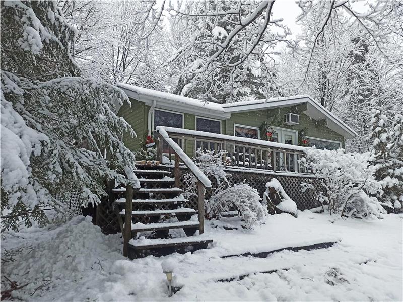 Crystal Lake Book your Autumn Kinmount Cottage Rental DI20586