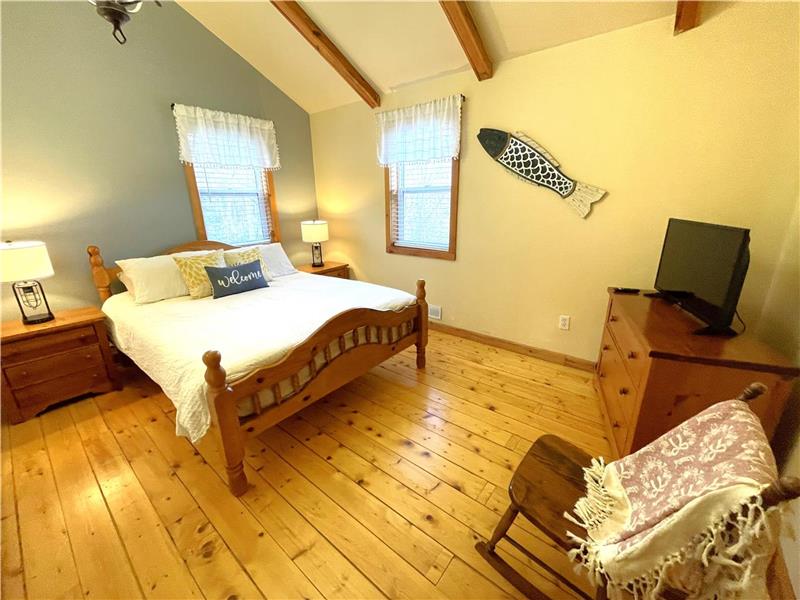 Luxury on Falls Lake, Nova Scotia Windsor Cottage Rental DI20743