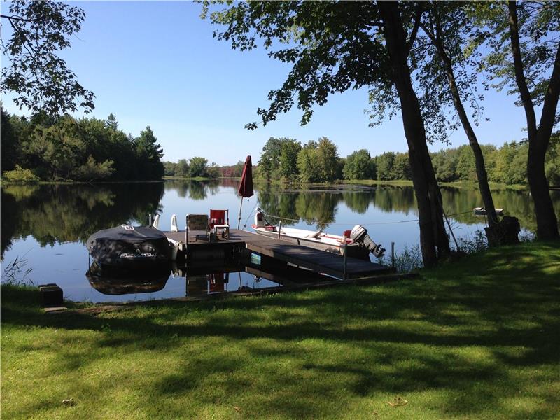 Quiet Retreat (2) Carleton Place Cottage Rental GL21717