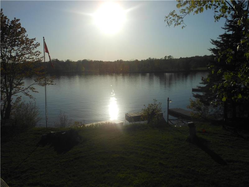 3 bedroom lakefront cottage on Lake Parry Sound Cottage Rental PL
