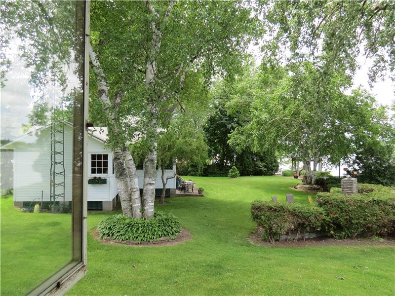 Windsong Cottage Picton Cottage Rental PL21972 CottagesInCanada