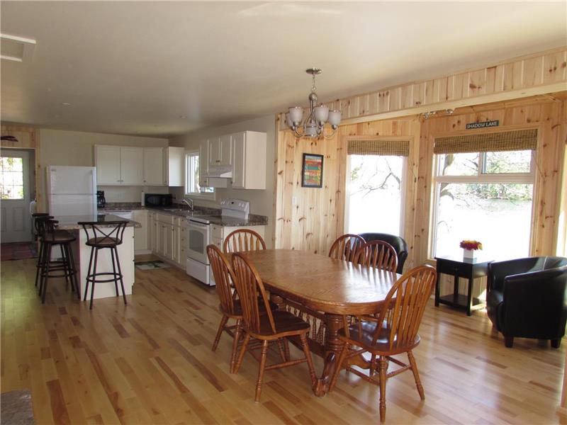 PRIVATE "ROYAL OAKS" WATERFRONT Coboconk Cottage Rental DI22179