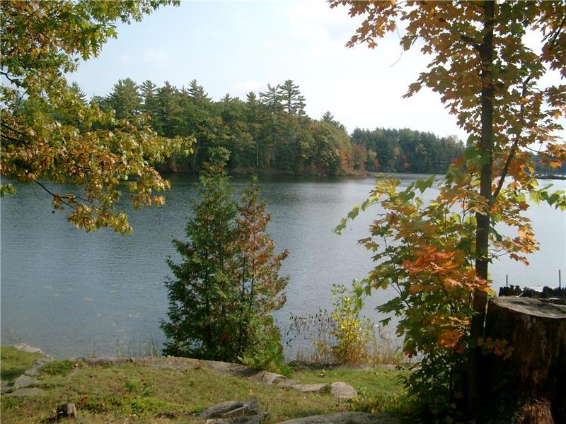 PRIVATE "ROYAL OAKS" WATERFRONT Coboconk Cottage Rental DI22179